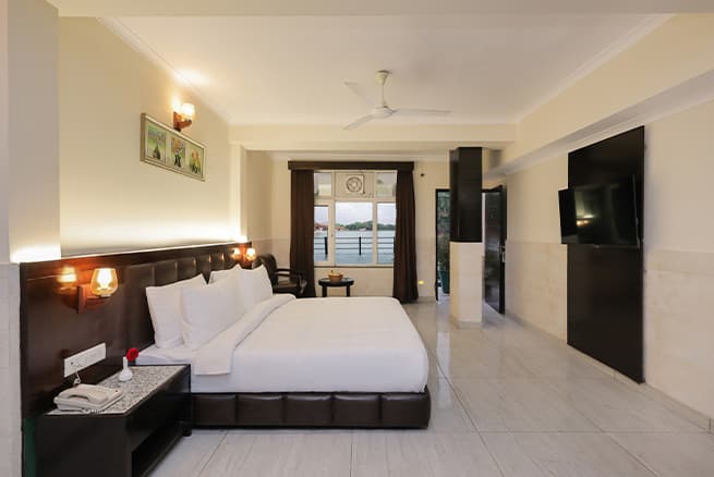 Luxury Suite on Private ghat